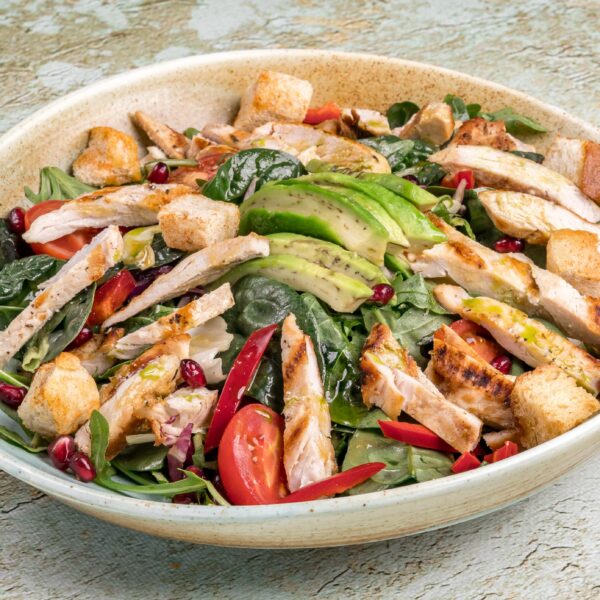 SALATĂ CU PUI ȘI AVOCADO